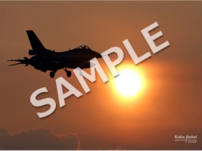 夕空を飛ぶ戦闘機F-2A/Bの画像